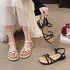 Lässiger Stil Quadratwurzel Zehensandalen Damen 2025 neu Sommer Französisch Ein-Wort-Riemen mit Rock Feenstil Strandschuhe