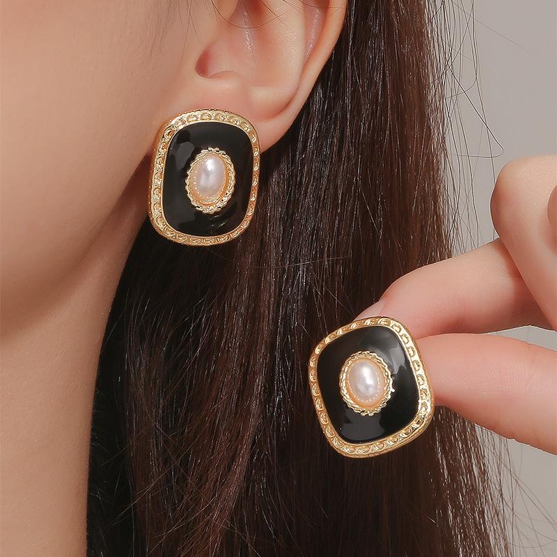 European American Trendy Square Geometric Pearl Earrings with High-End Oil Dropping Design