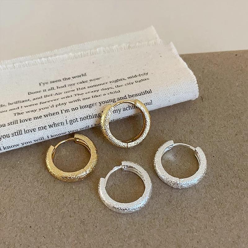 Simple and versatile matte circle ear buckle women's niche personality fashion temperament unique elegant fashion earrings earrings