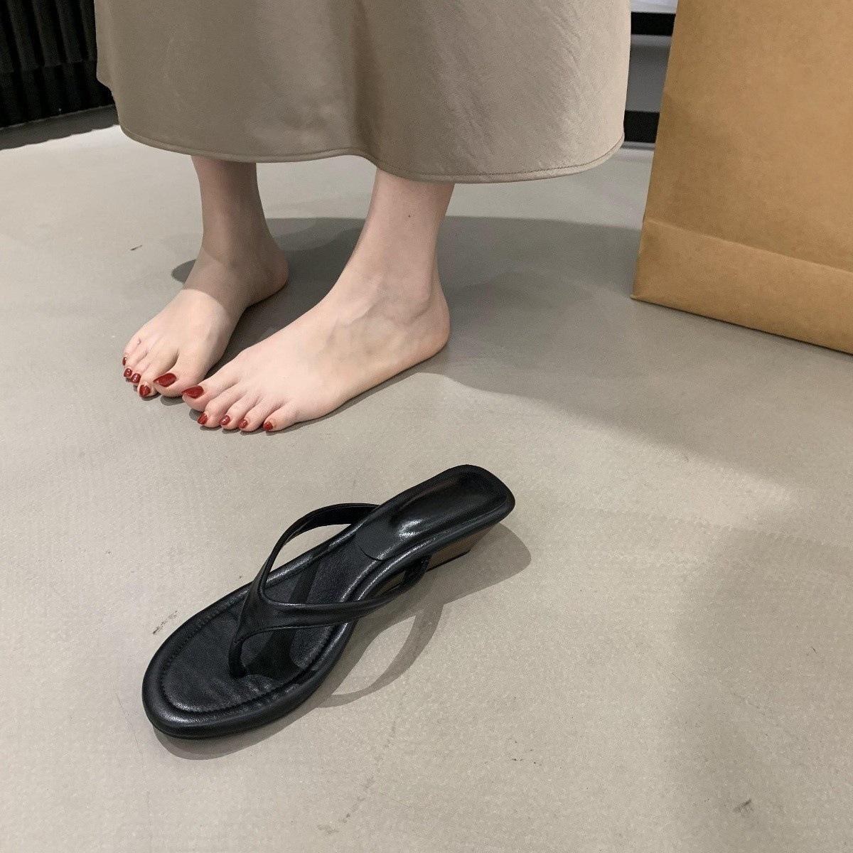 

Huge versatile! Simple toe wood grain slope heel flip-flops women s summer wear comfortable beach sandals 35