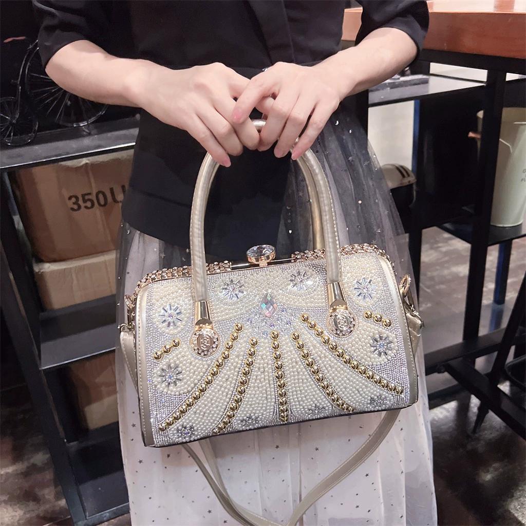 Bolso bandolera de un solo hombro con tachuelas de diamantes de moda nuevo de 2024