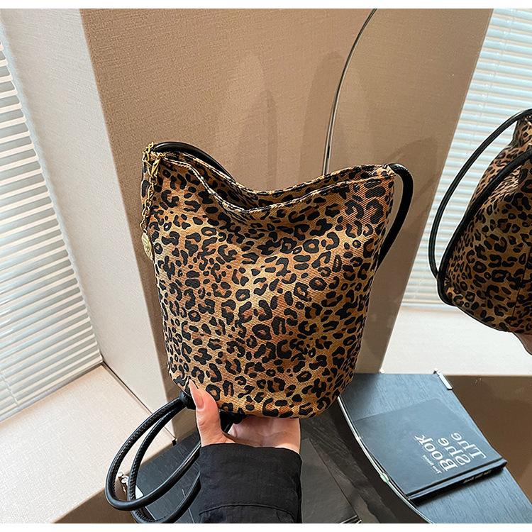 

Frosted retro bag women s autumn and winter 2024 new niche leopard print shoulder messenger bag popular bucket bag чорний