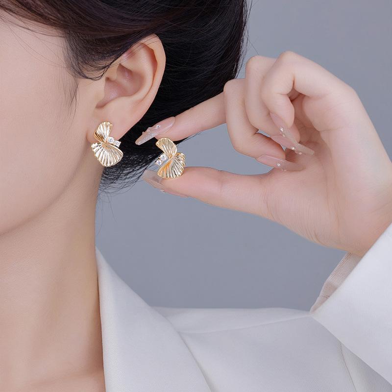 Fashion Twisted Fan Leaf Stud Earrings Brass Electroplated Real Gold Diamond Commuter Metal Earrings Women'S Earrings S925