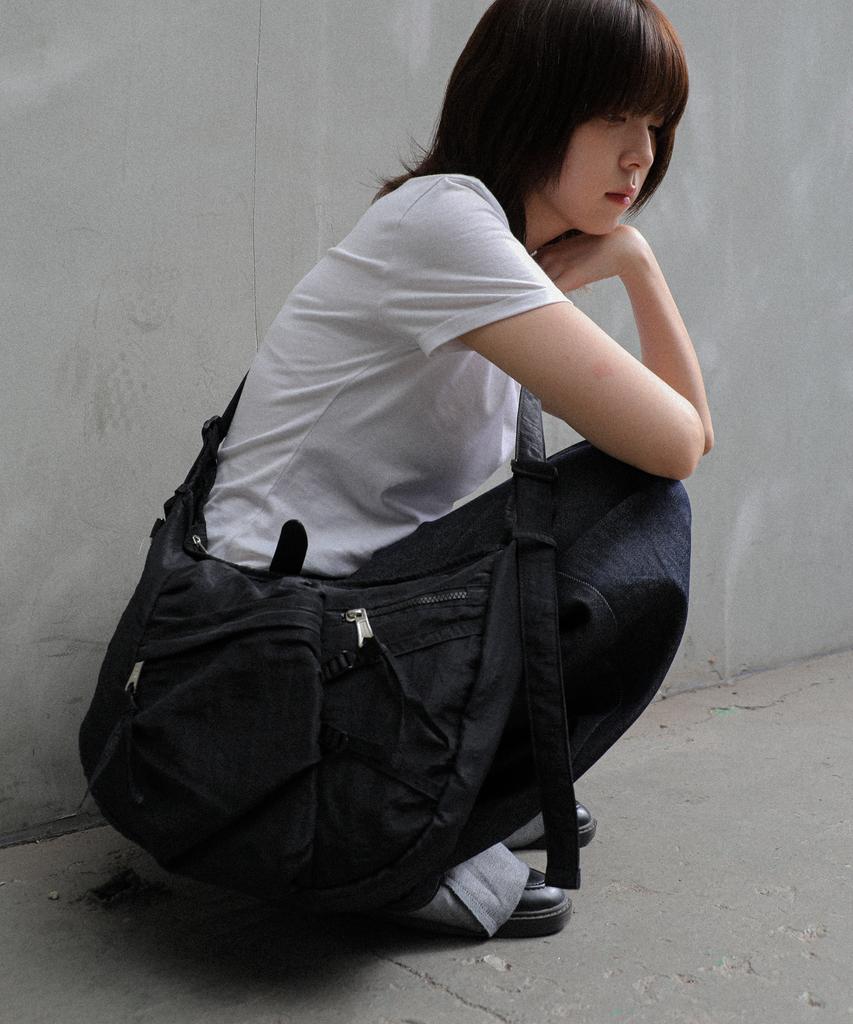 Iugamakaras Nylon Strap Hobo Bag (Black)