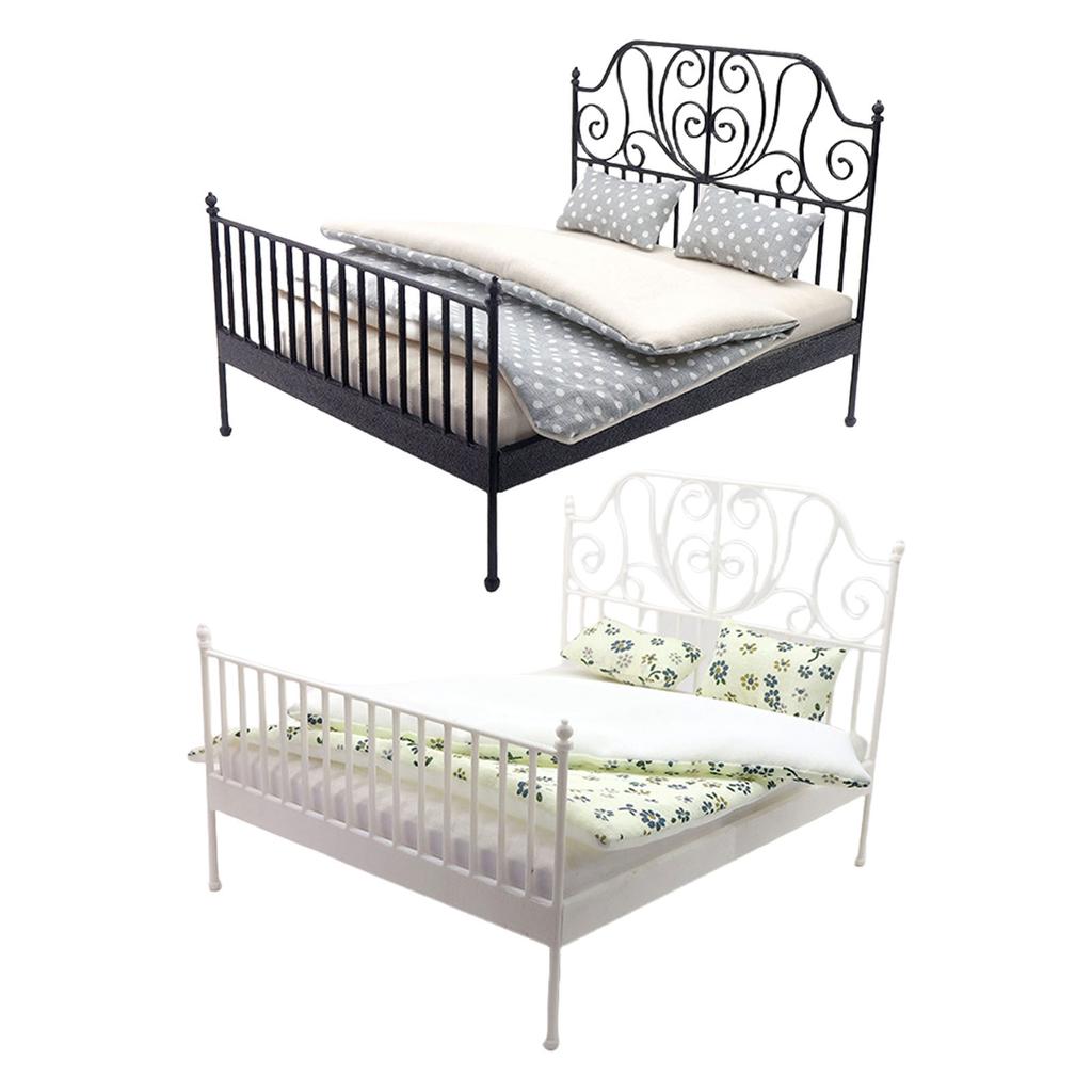 Maßstab 1/12 Miniatur Doppelbett Eisenbett mit abnehmbarer Bettwäsche Puppenhaus Modell Szenenrequisiten Bastelprojekt Dekoration