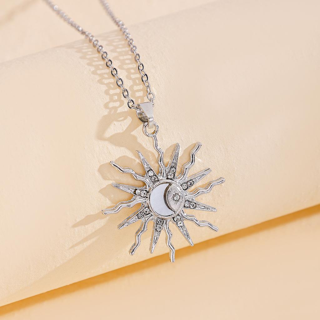 Hot selling fashionable alloy moon pendant, niche and versatile, sun set diamond necklace, star necklace accessories