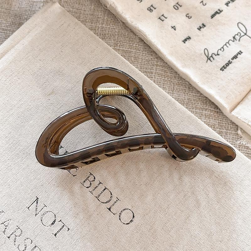 

Xu I is dazzling Zhao Lusi Xu Yan with the same love clip disc hair shark clip temperament head jewelry