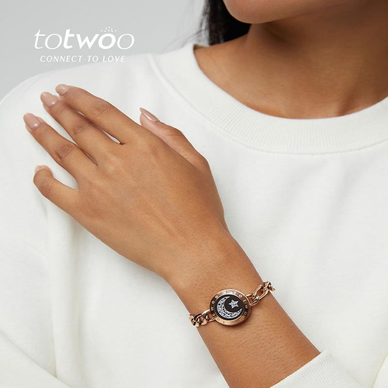 Totwoo Smart Couple Bracelet: Long-Distance Love Gift for Valentine's Day.