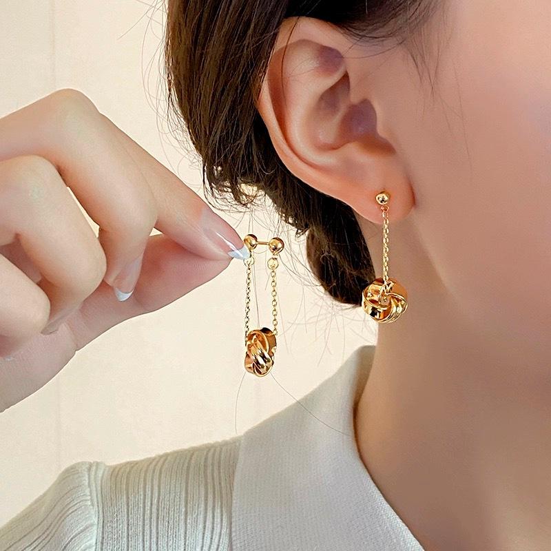 French Retro Gold Tassel Earrings: Niche Design, High-End Studs for 2025