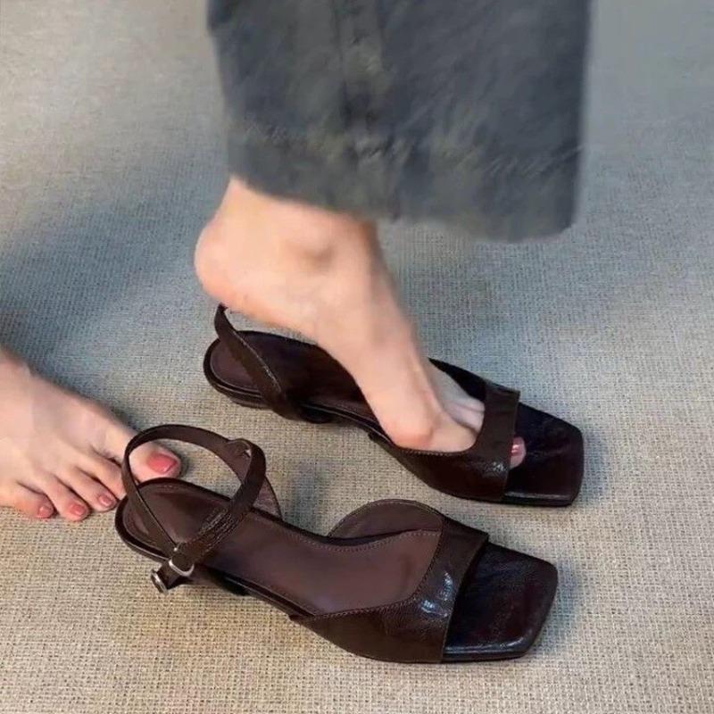 Sandali estivi retrò semplici con fibbia a una parola marroni da donna, nuove scarpe versatili con tacco basso e traforate