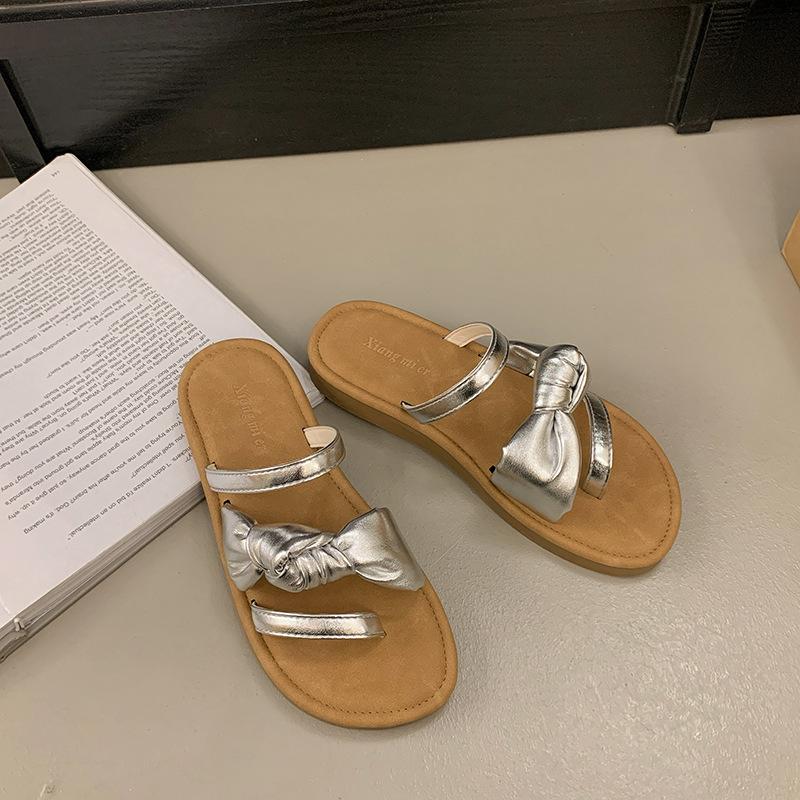 

Premium flat-bottomed slippers for women s outerwear 2025 summer new fashion casual cover toe beach sandals 40 серебряный