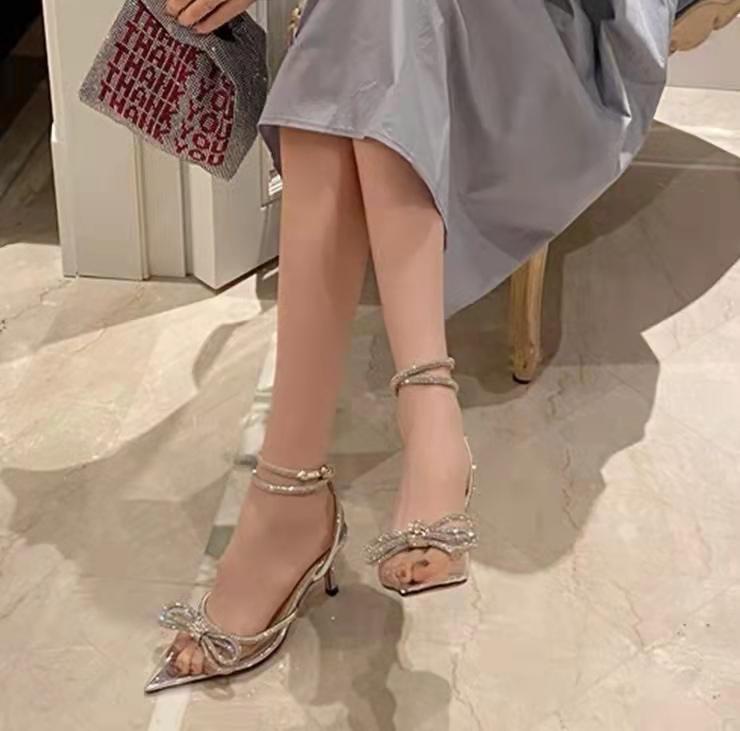 Buty damskie Jesień/Wiosna 2024 Moda Wąski pasek z kokardką motylkową Patchwork Błyszczące Sznurowane na krzyż Szpilki z ostrym noskiem i kryształkami