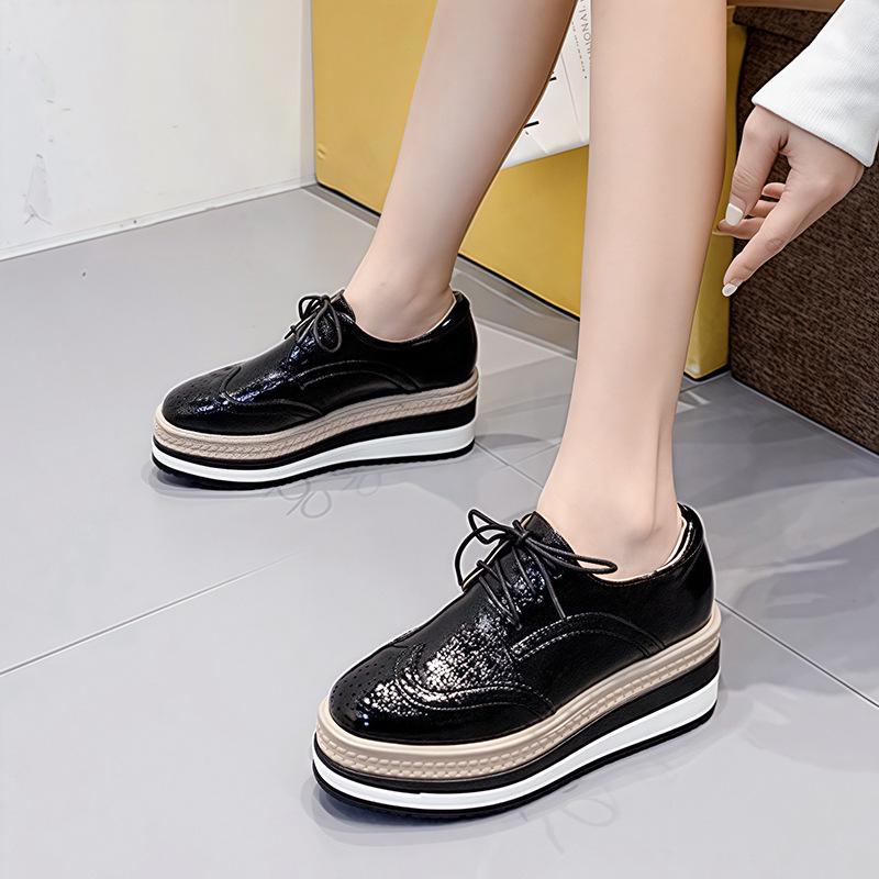 Autunno 2026 Scarpe Basse da Donna Stile Britannico Brogue Intagliate con Lacci Piattaforma