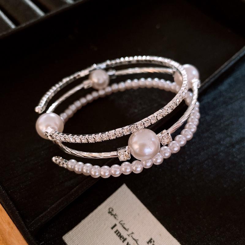 Francuska bransoletka wielowarstwowa z cyrkoniami: Elegancka bransoletka w stylu light luxury z przesadnym designem.