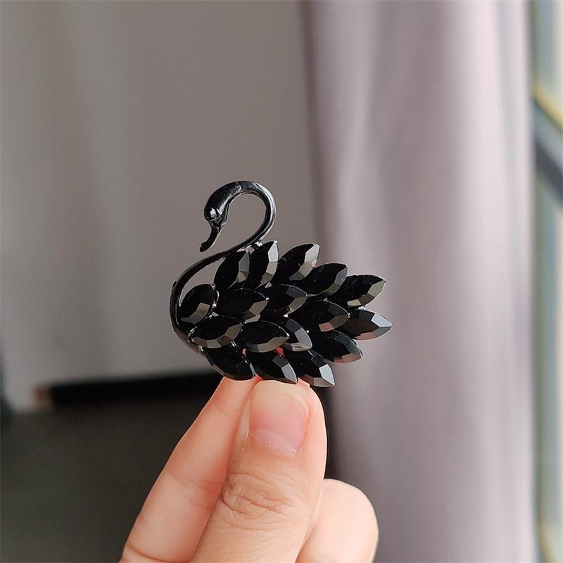 

Light Luxury Swan Brooch Female Personality Crystal Pin Trendy Temperament Corsage Coat Cardigan Button Pin