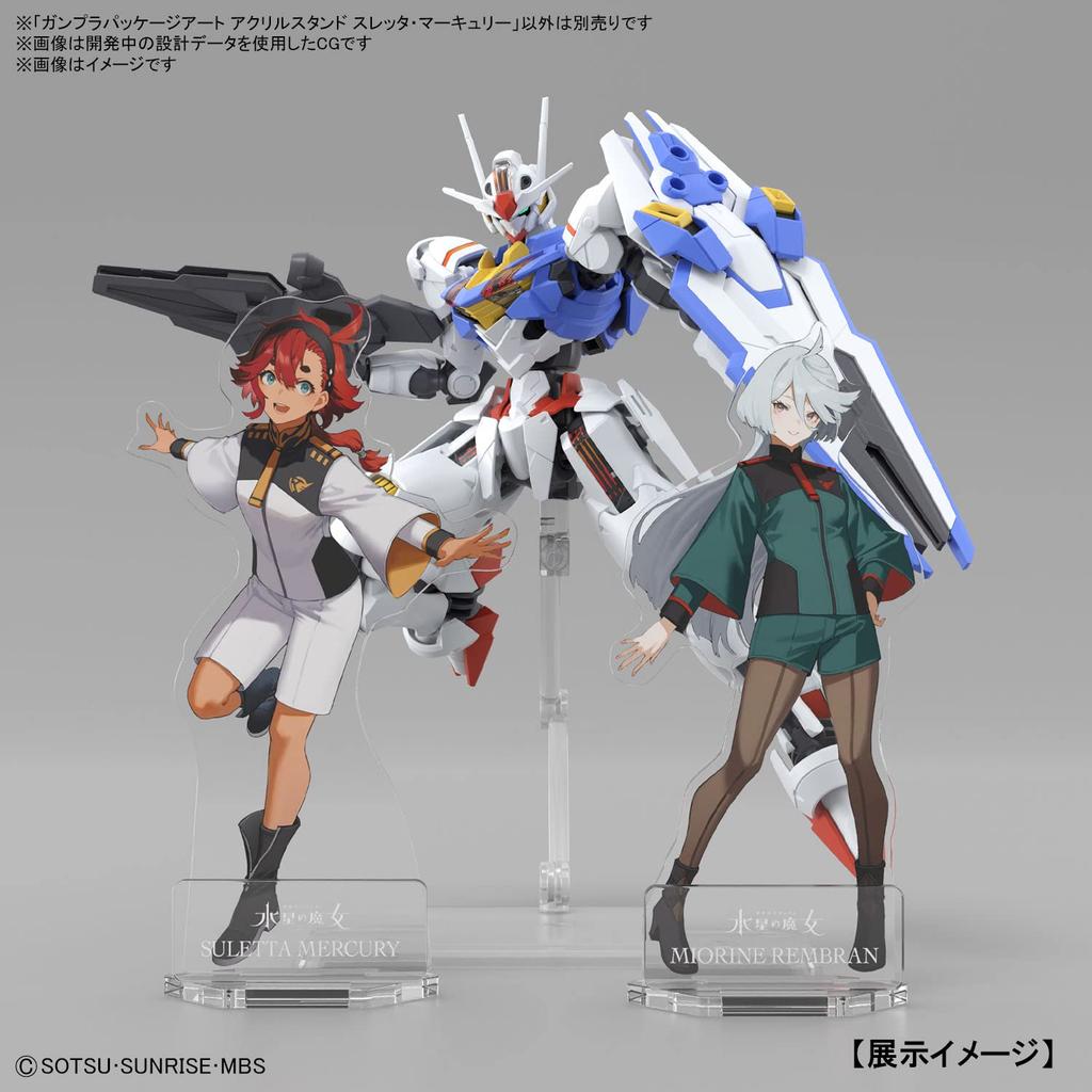 BANDAI SPIRITS Akrylový stojan Gunpla Package Art - Mobile Suit Gundam Čarodějnice z Mercury Suletta Mercury