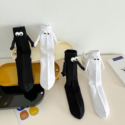 1 Paar Verbindende Paarsocken Magnetische Saugkraft 3D Puppe Paarsocken Paar Händchenhaltend Lustige Socken Mittelhohe Niedliche Socken Lustige Geschenke für Frauen Männer