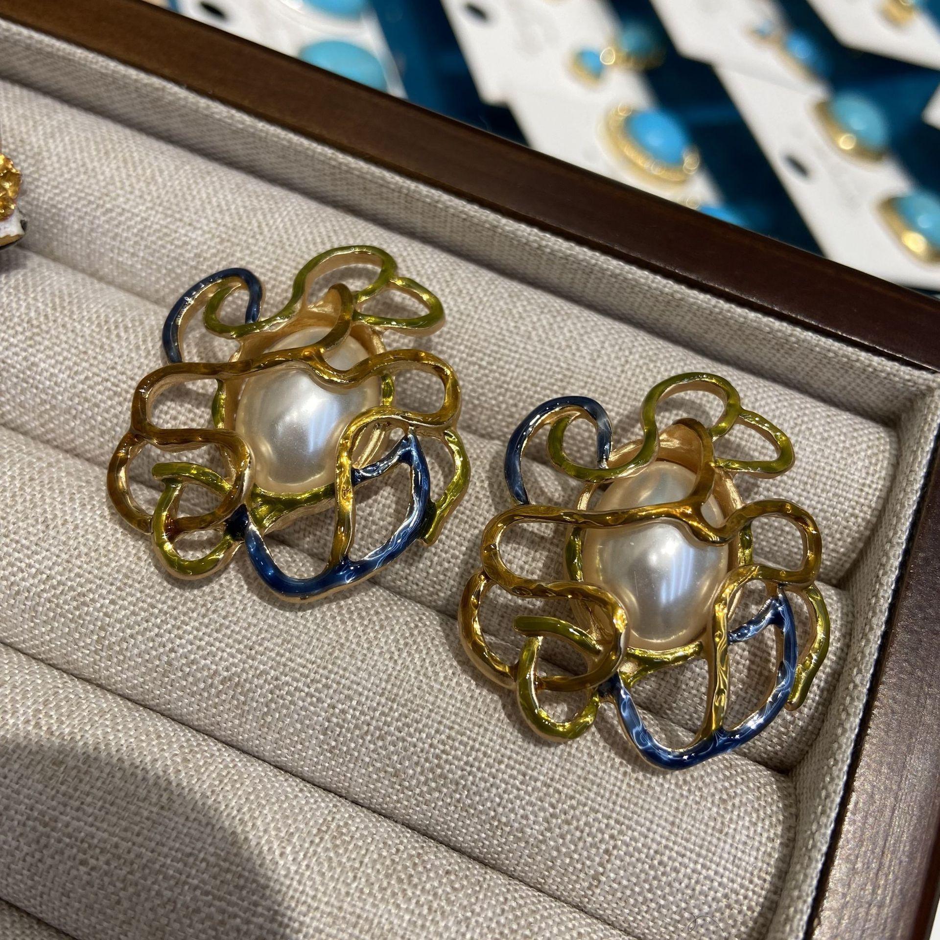 

Средневековые серьги ручной работы эмаль капает масло холодный цвет линии цветок полые серьги гвоздики женский источник