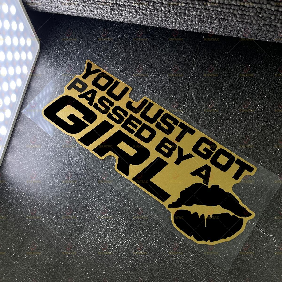 

1 шт. Золотые наклейки на мотоцикл «Тебя только что обогнала девушка», водонепроницаемые, для обтекателя мотоцикла, топливных баков, окон автомобиля, виниловые наклейки 18x7.3cm