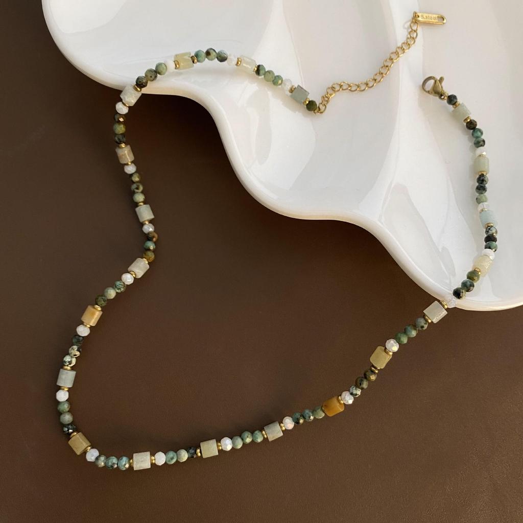 Handgefertigte Perlen-Titanstahl-Schlüsselbein-Kette mit Erdbeerquarz-Anhänger - Leichter Luxus-Stil, Anlaufgeschützt.