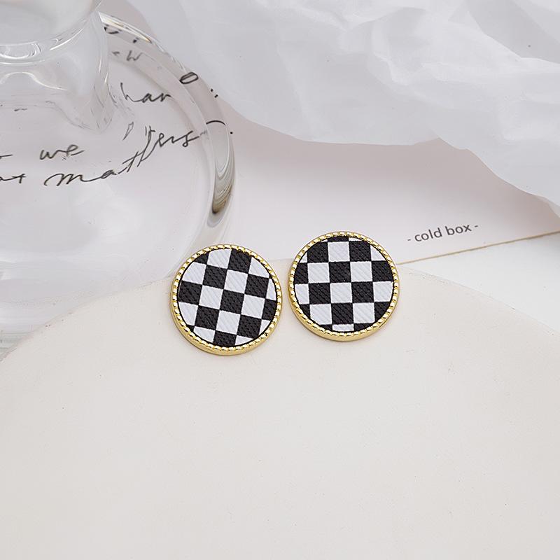 Fashion Simple Round Square Geometry Stud Earring for Women Girl Black White Checkerboard Earring Jewelry Gift
