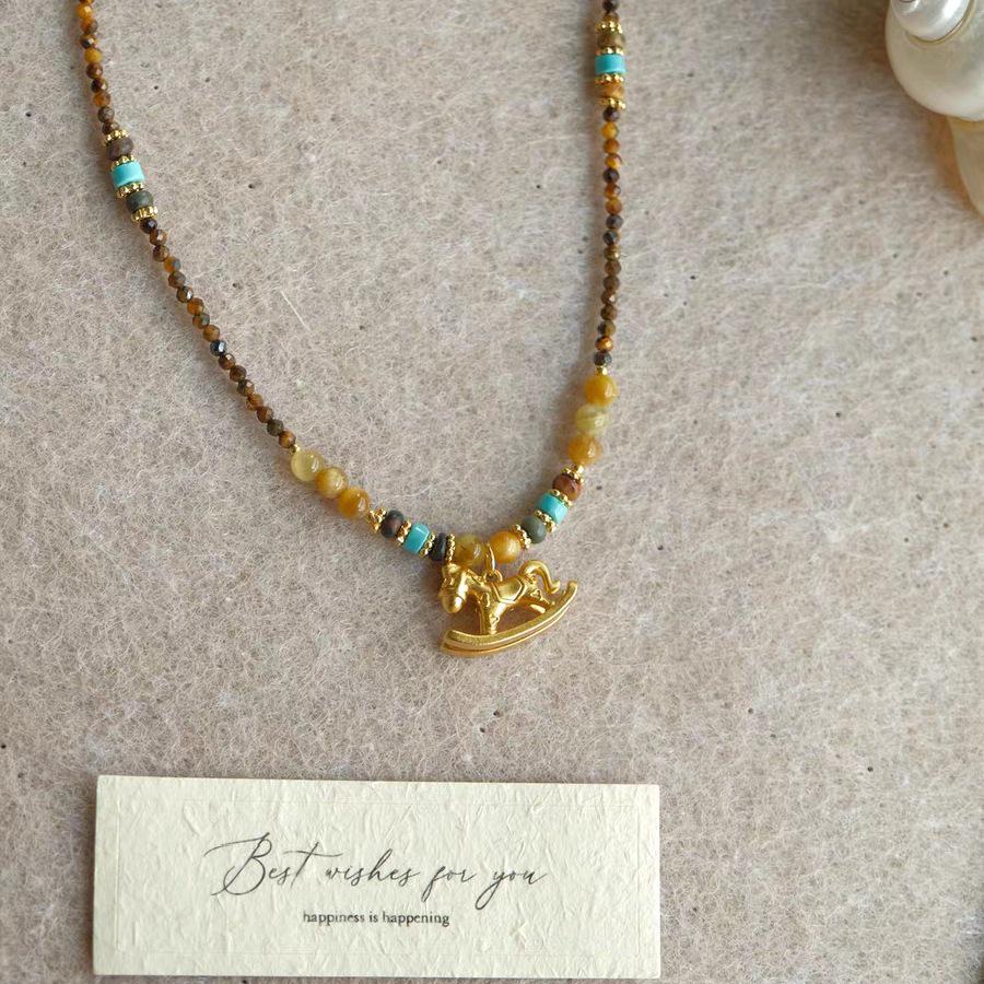 Vintage Tigerauge Stein Halskette mit vergoldetem Schaukelpferd Anhänger - 2025 Elegantes Design Schlüsselbeinkette.