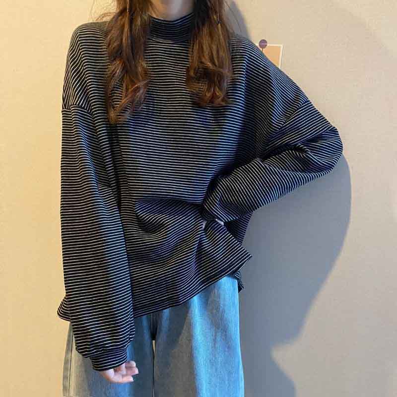 Зимняя женская полосатая футболка с воротником-стойкой — фото 12