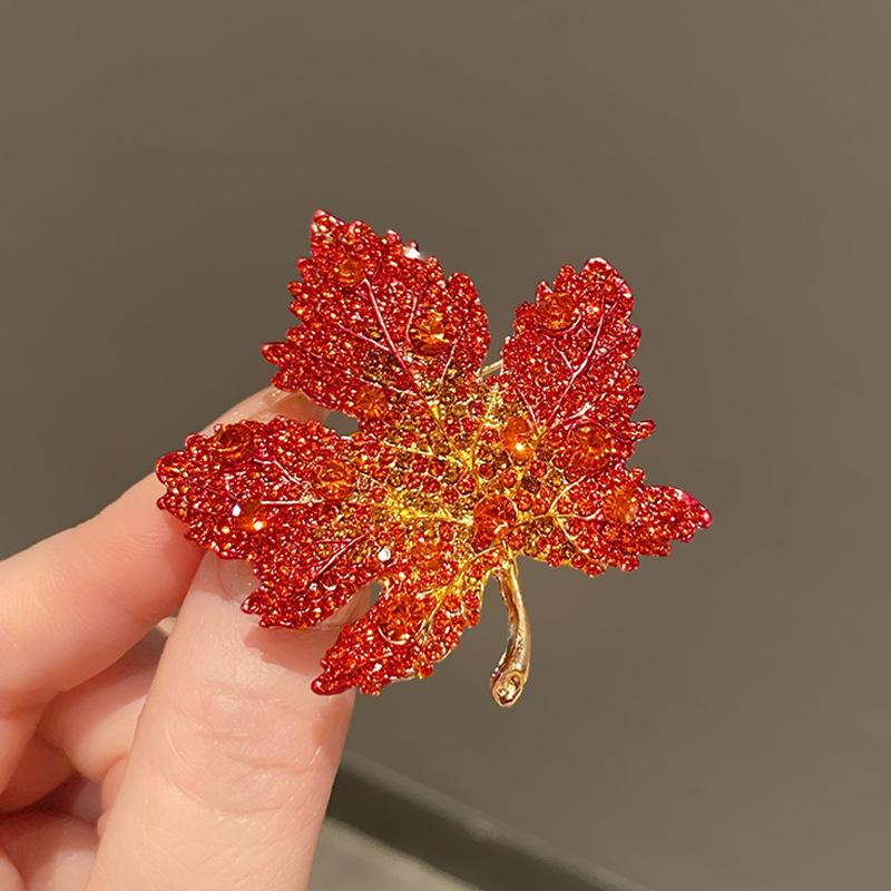High-end Women's Brooch Maple Leaf Anti-exposure Brooch Elegant and Niche Corsage Retro and Stylish Accessory