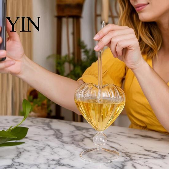 Herzförmiger Kelch mit Strohhalm Cocktailglas, 220 ml Klarer Strohhalm, Elegantes Professionelles Barkeeper Glaswaren Kaltgetränkebecher, Stilvolle Party-Trinkgläser