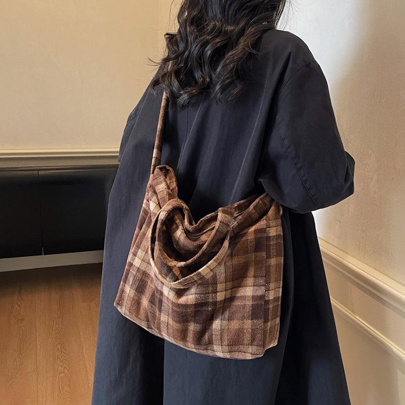 Women's Vintage Plaid Shoulder Bag Large Capacity Commuting Lightweight Tote Bag