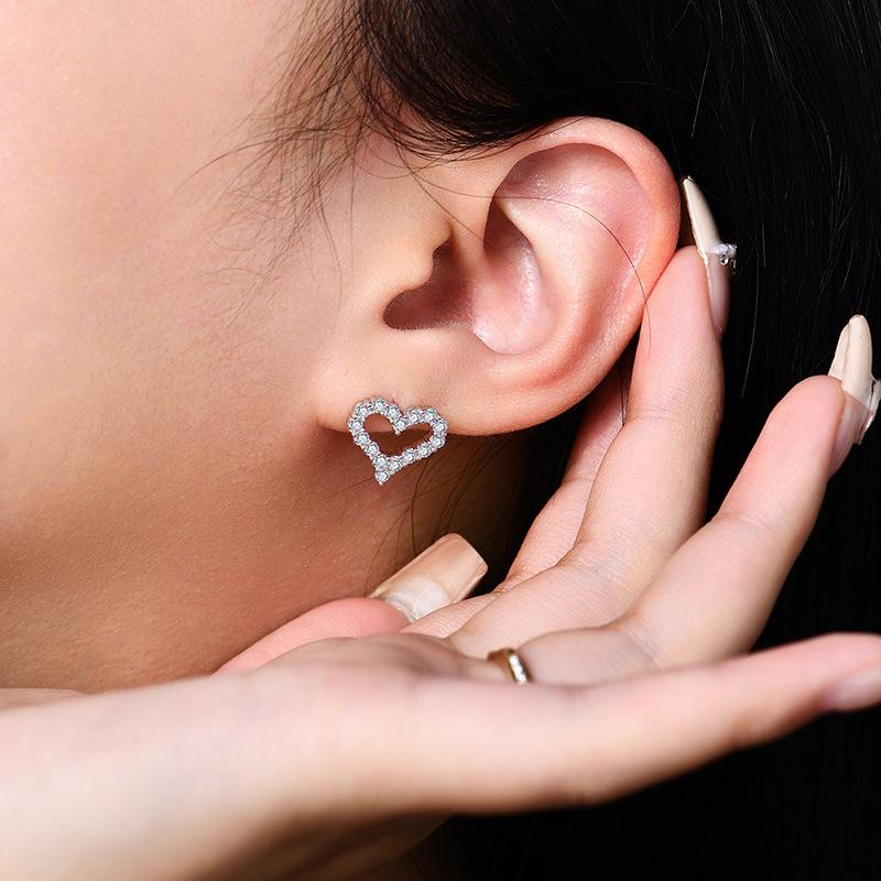 Elegant S925 Sterling Silver Moissanite Heart Stud Earrings for Women - Fashionable, Versatile, and Luxurious Heart-Shaped Jewelry.