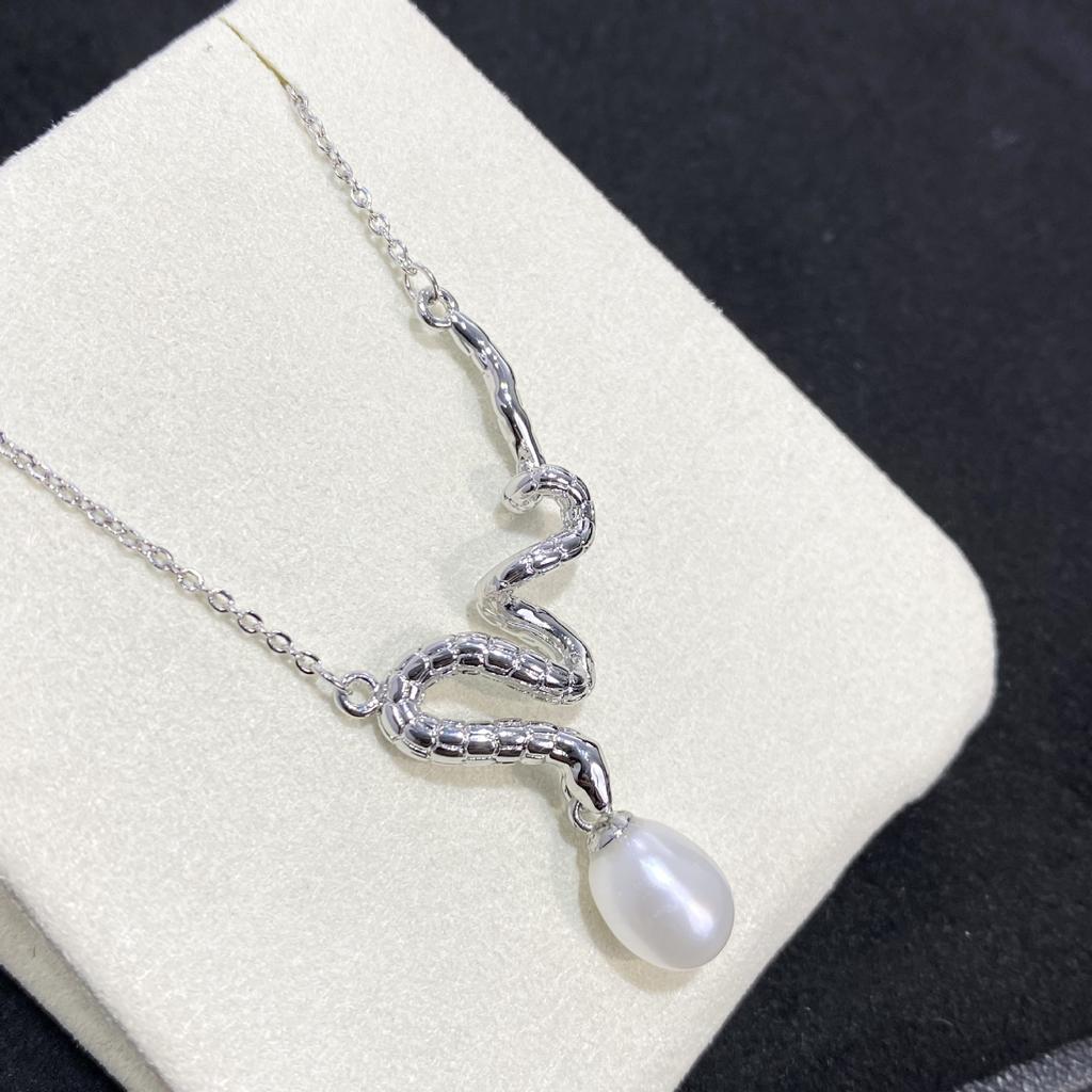 New Minimalist Ins Snake Shaped Pendant with A Cool and Luxurious Feel, Featuring A Small Bead Necklace for Women