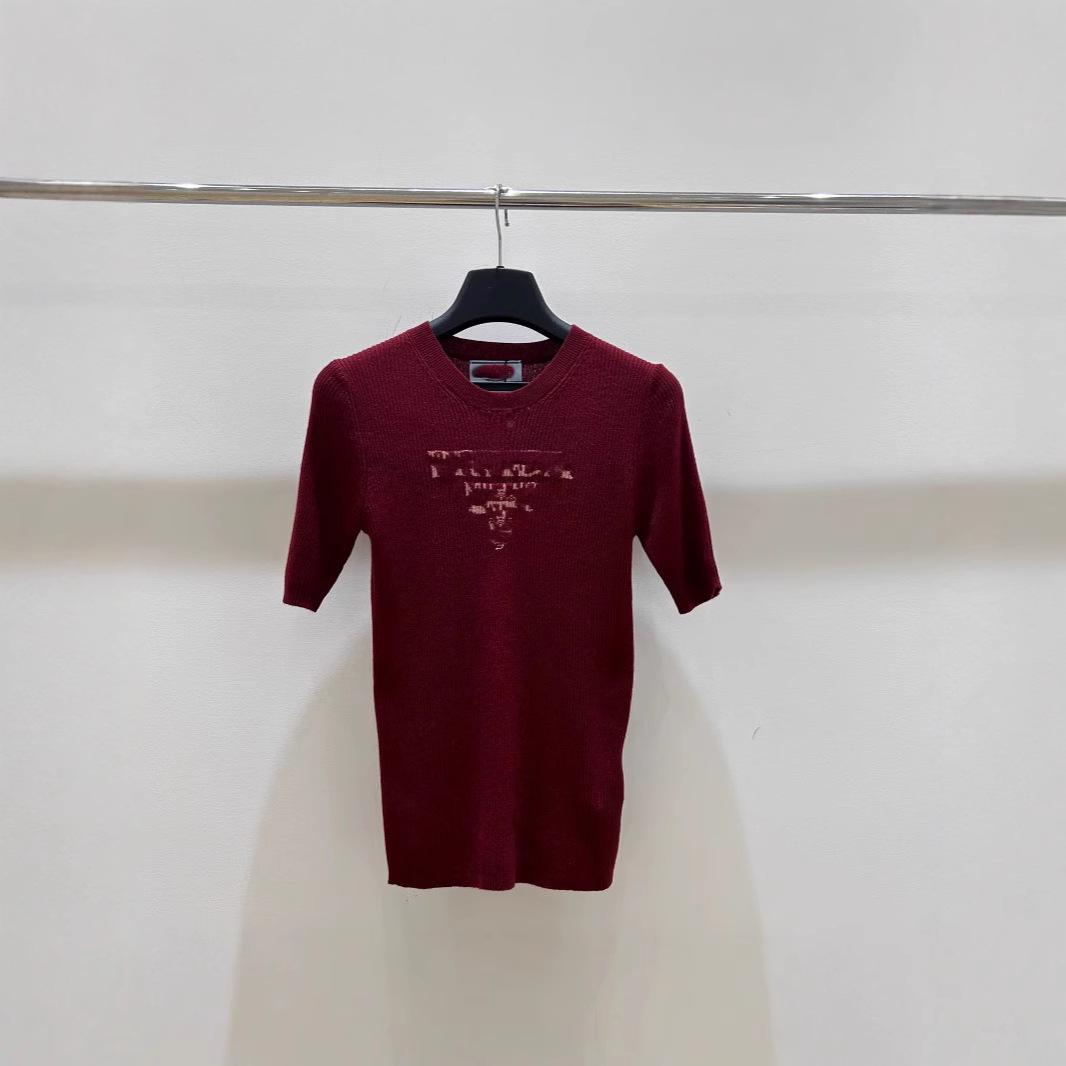 

Женская белая футболка приталенного кроя с летним вышитым логотипом Large вино красного