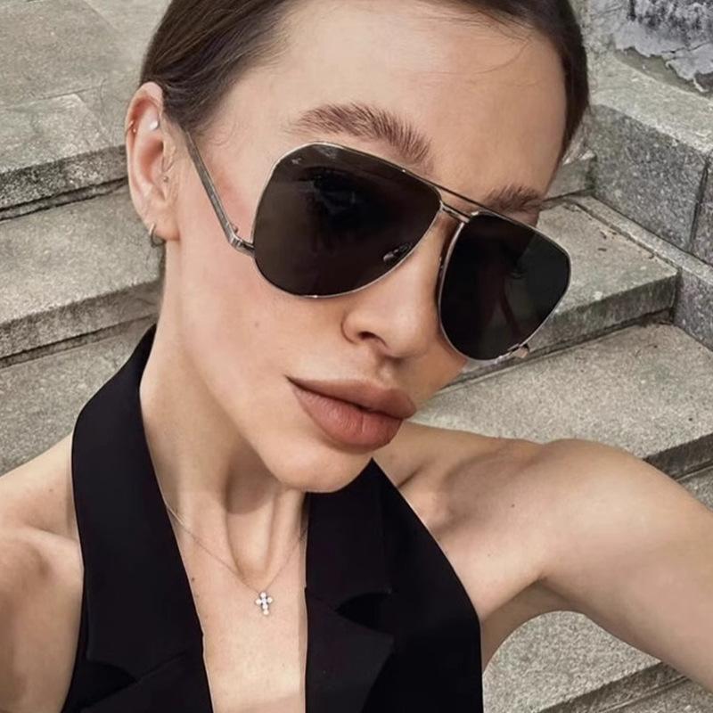High Quality Sunglasses Men Pilot Shape UV400 Protection Women Sun Glasses Driving Hiking Travelling Woman Sun Glass