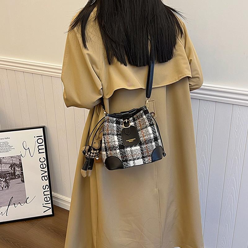 Chic Stylish Bucket Bag For Women With Vintage Appeal In Black And Brown Colors