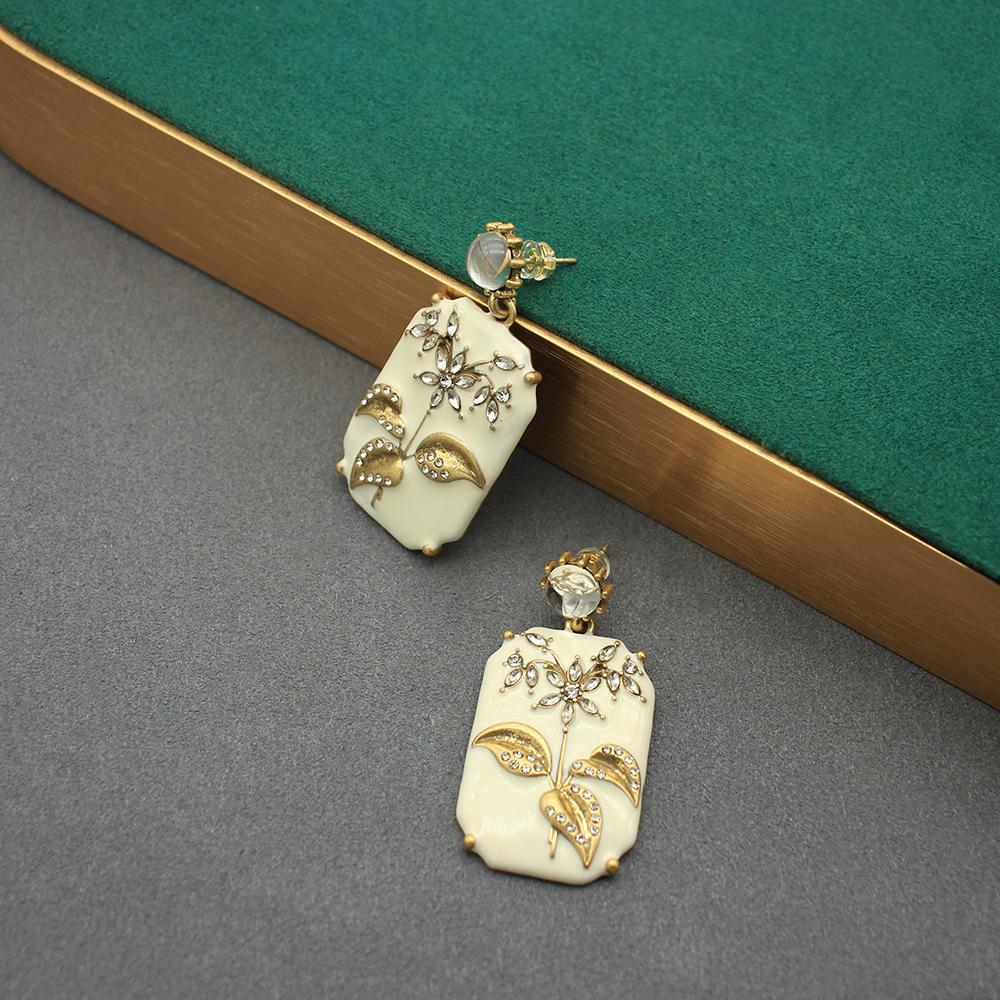 

Средневековые серьги Ретро серьги-змеи с халцедоном Серьги с белой эмалью Серьги для отпуска на море Высококлассные серьги с изумрудами Женские