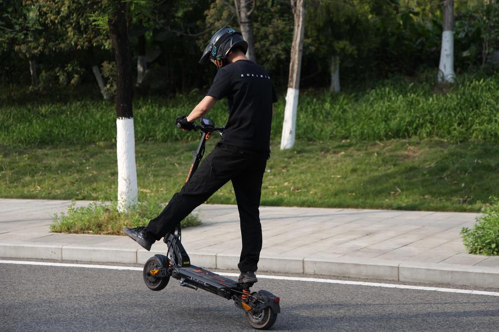 KuKirin G2 Master Dual Motor 52V 1000W×2 Electric Scooter – 60 km/h, Dual Drive, 10″ Pneumatic Tires, Dual Disc Brake, Hydraulic Suspension