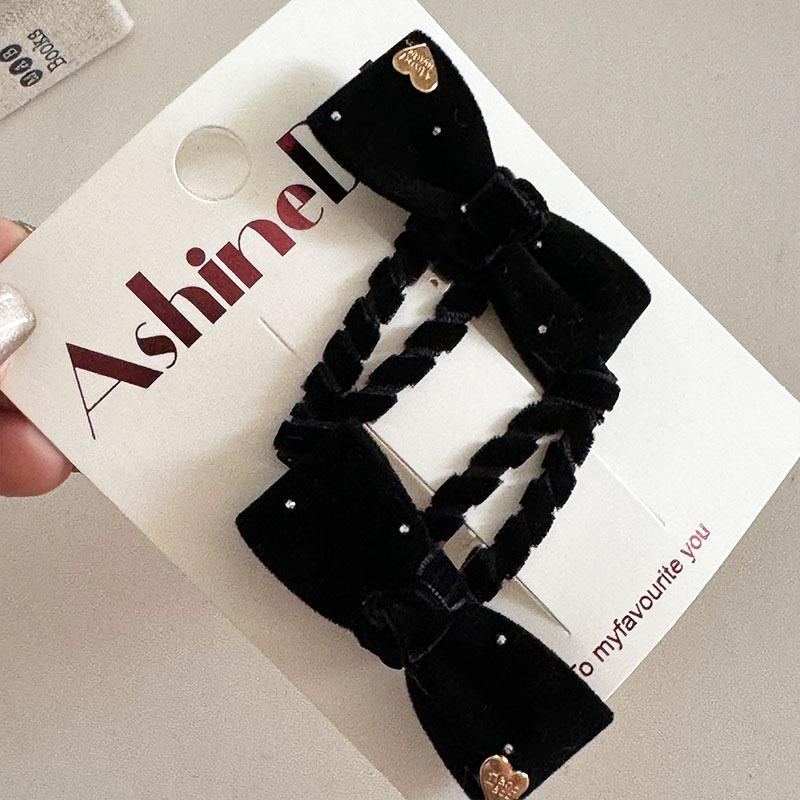 

Winter Velvet Textured Hair Clip With Rhinestone Headpiece One Size чорний