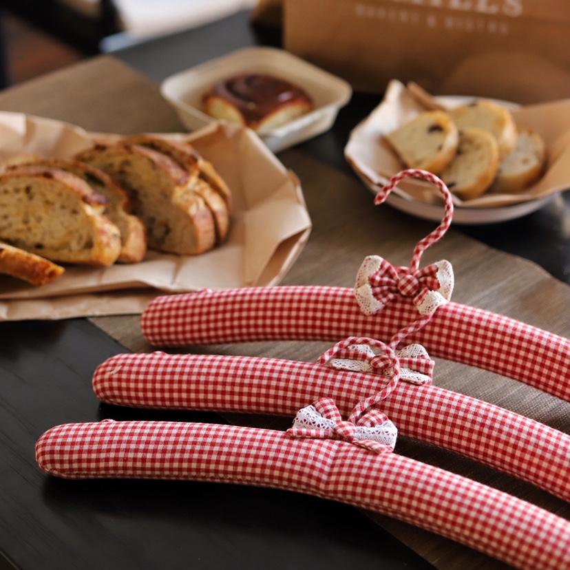 

Вешалка для одежды для взрослых 39 см во французском ретро-пасторальном стиле из губчатой ткани, бесшовная, нескользящая, подходит для хранения в гардеробе отеля 3pcs