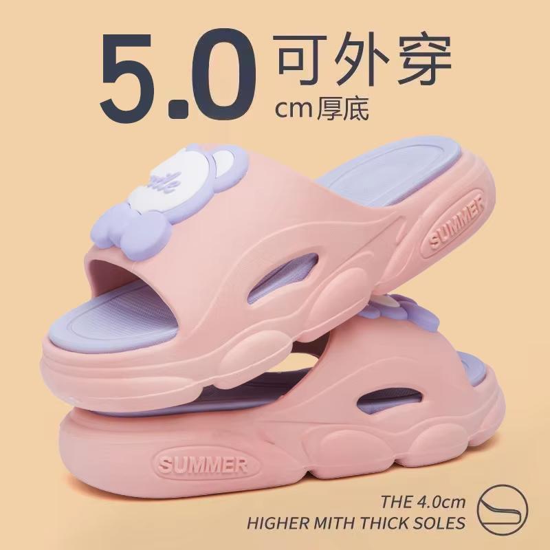 

2024 Новые летние тапочки на толстой подошве, сандалии для женщин, нескользящие, мягкие, с мультяшным дизайном, домашний комфорт 36-40