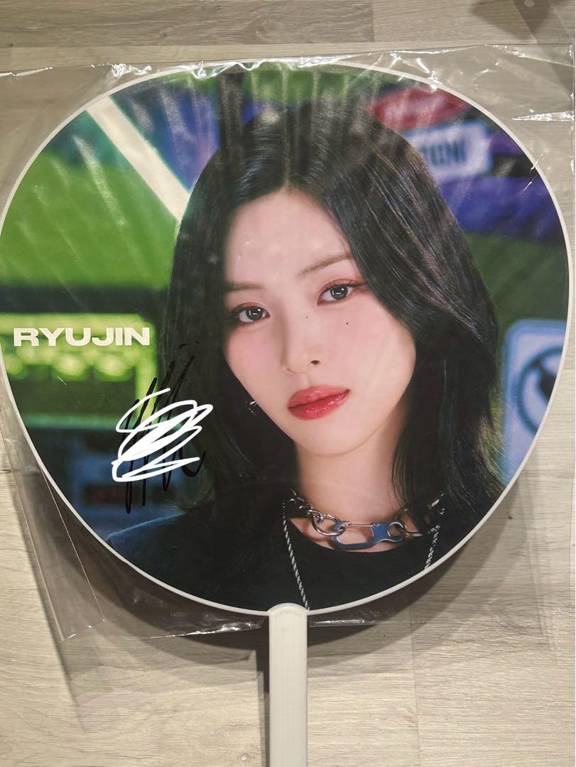 

[USED] ITZY Ryujin autographed fan