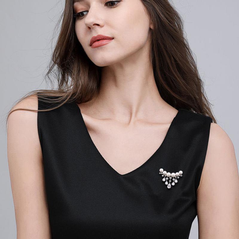 1Pcs Fashion Classic Laddy Exquisite Crystal Clothing Coat Suit Pin Corsages Elegant Women Girls Pearl Pendant Brooch Badges