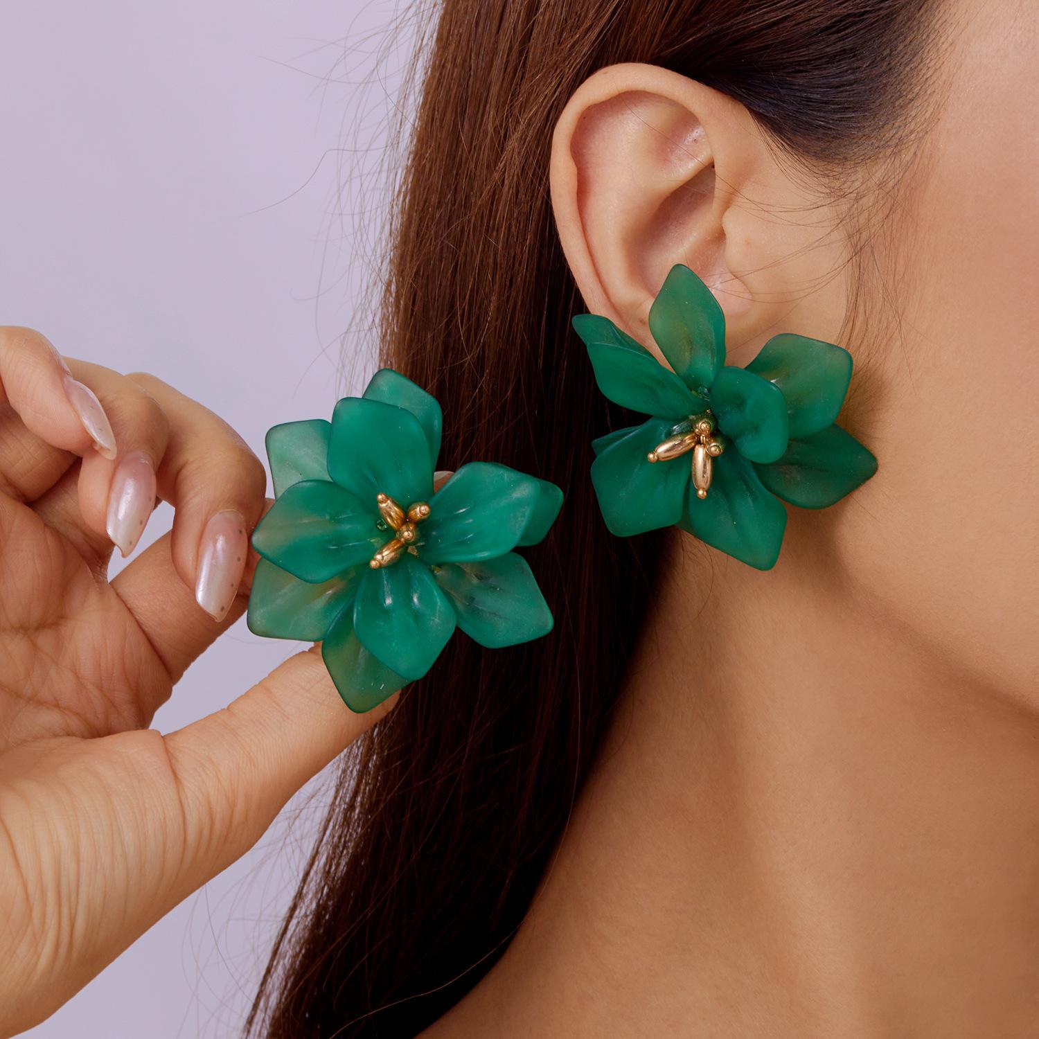 

Digadagu Metal Resin Petal Flower Stud Earrings New Women s Elegant Charm Earrings Daily Zircon Accessories зелений