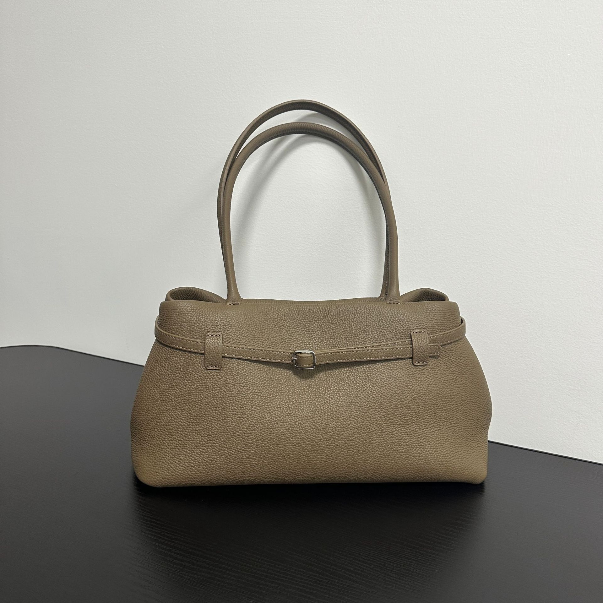 

And New Style Minimalist Real Leather Shoulder Bag Leather Strap Buckle Breathable Underarm Large Capacity Handbag Single Shoulder Bag 25x20x17cm серый