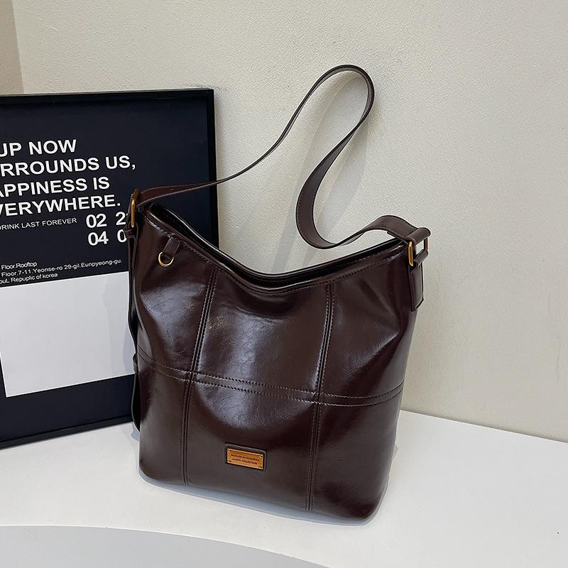 

Wholesale new products, high-end oil wax leather, fashionable tote bag, commuting to work, large-capacity casual shoulder messenger women s bag