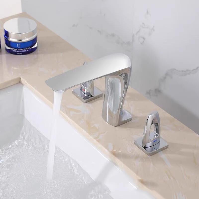 

Смеситель для раковины из матового золота, смеситель для ванной из латуни, смесители для раковины с широкими отверстиями, 3-канальный смеситель для горячей и холодной воды, водопроводный кран