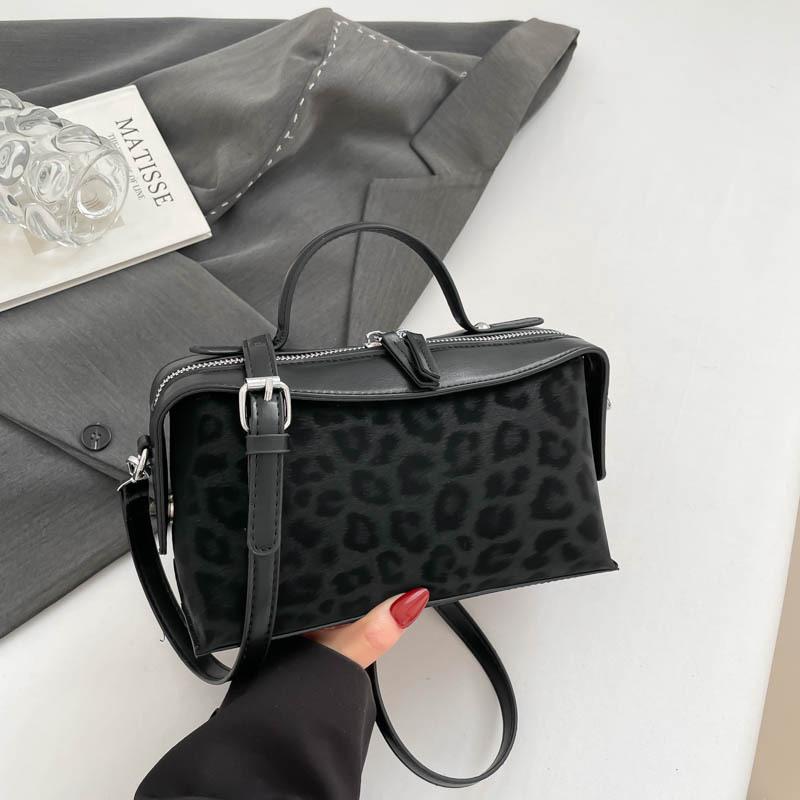 Simple retro leopard print bag women s winter new niche armpit bag fashionable high-value shoulder bag