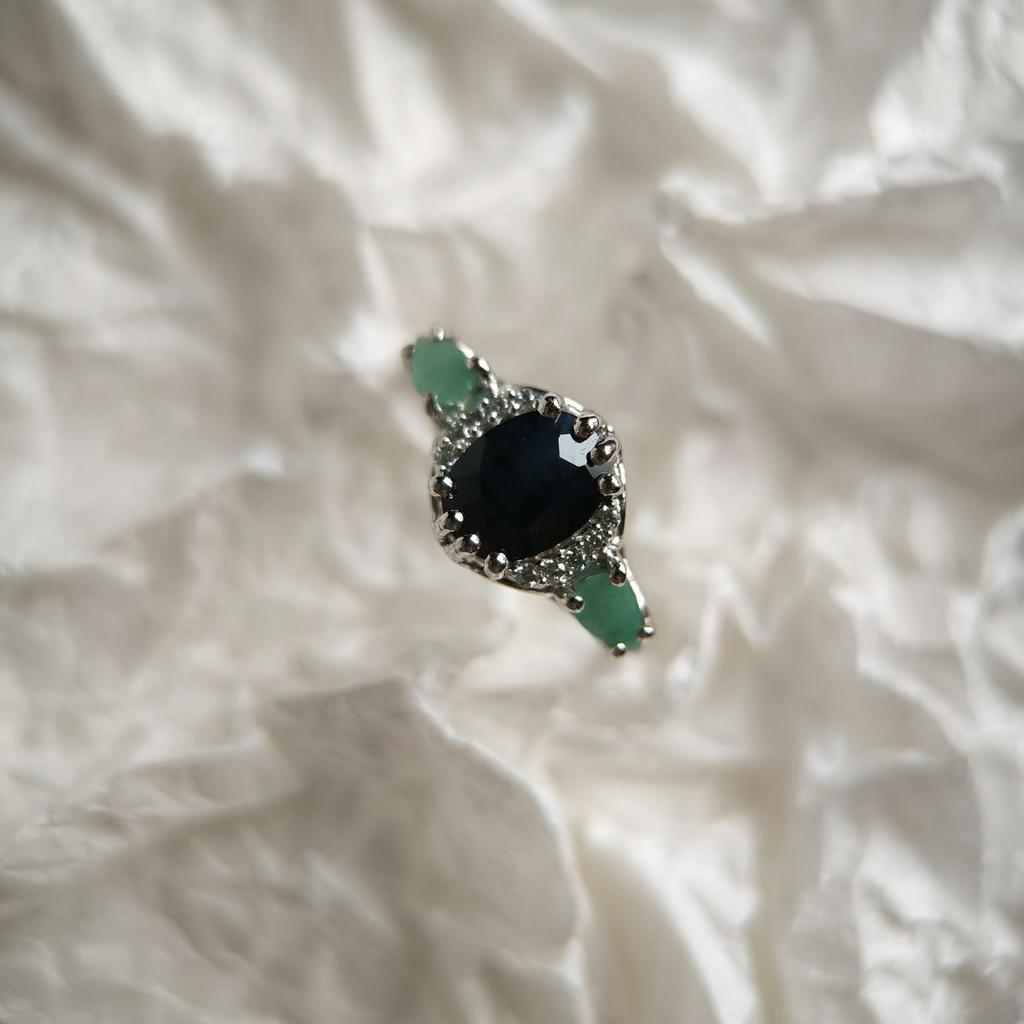 Серебряное кольцо с натуральным сапфиром 2.135ct, изумрудом, фианитами, вес изделия 3,01 гр (2180838)