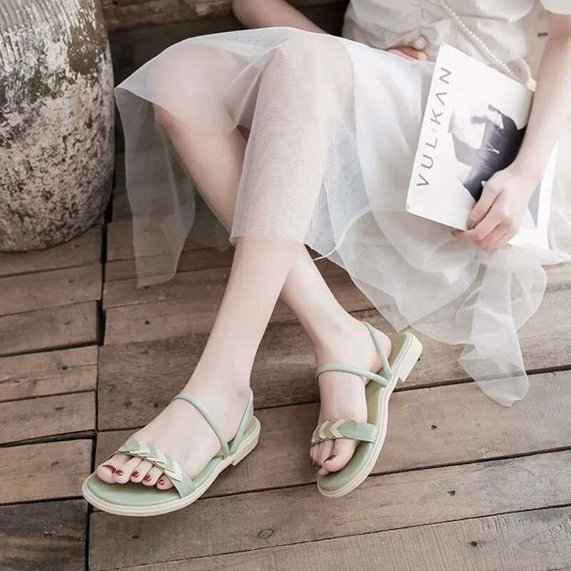 Sandals Women's 2025 New Female Summer Student Flat-bottomed Versatile Two Wear Cool Slippers Small Fresh Beach Shoes