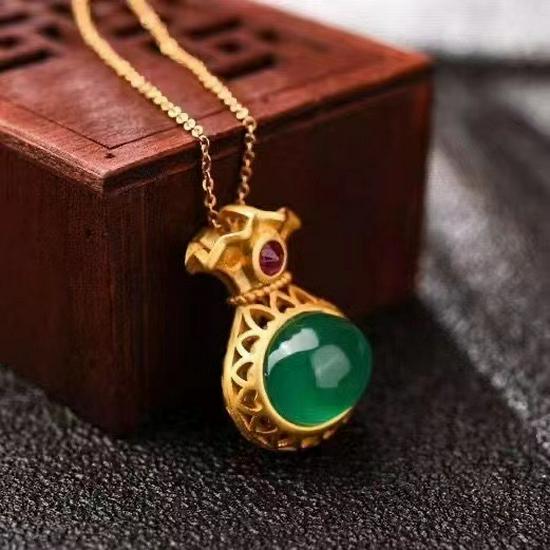 

Ethnic Style Green Agate and Chalcedony Pendant Necklace for Women